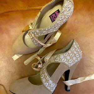Lace Satin Pumps 8.5